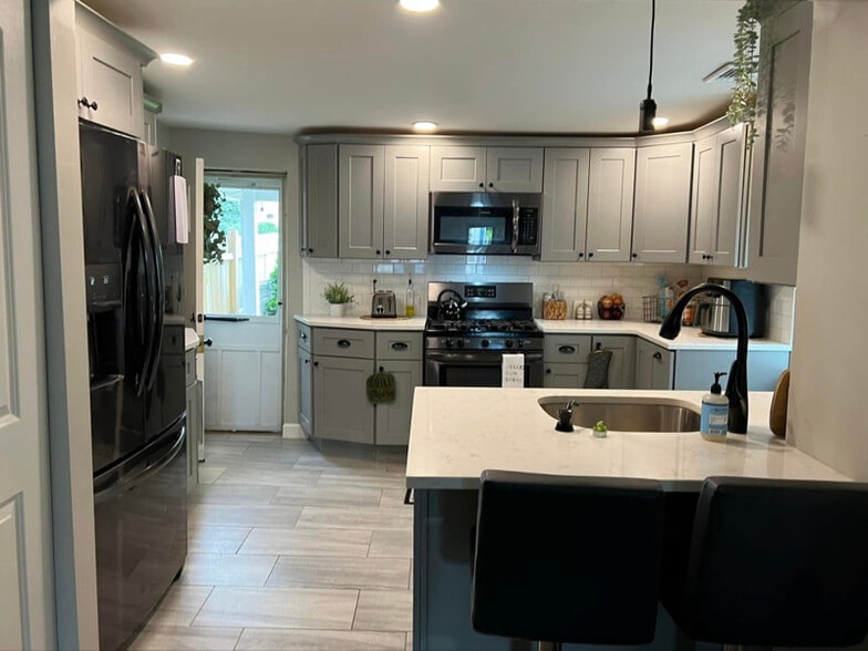 Building Photo - 2633 Fillmore St