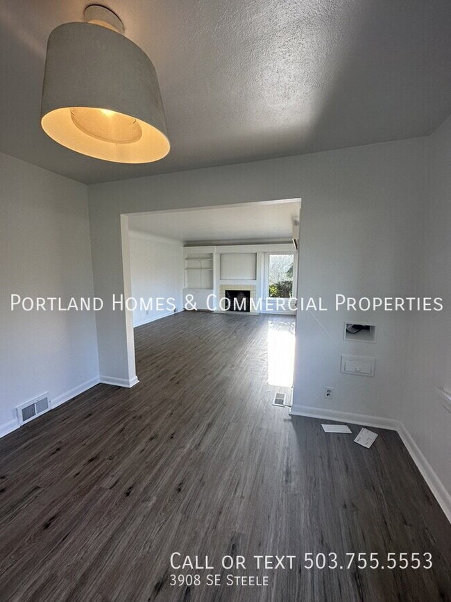 Building Photo - 3908 SE Steele-