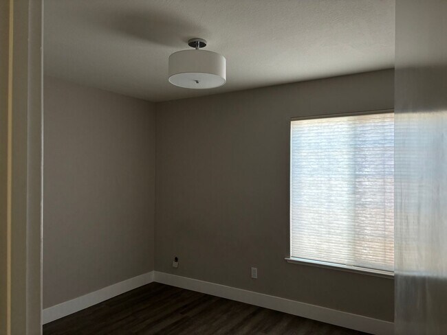 Building Photo - Rare 3 bedroom, 2 bathroom unit in the desirable Lincoln Village West neighborhood! Nearly 1350 s...
