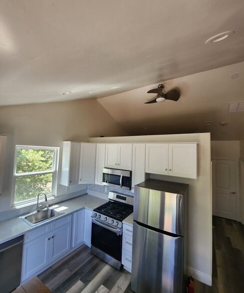 Building Photo - 872 Wild Rose Cir