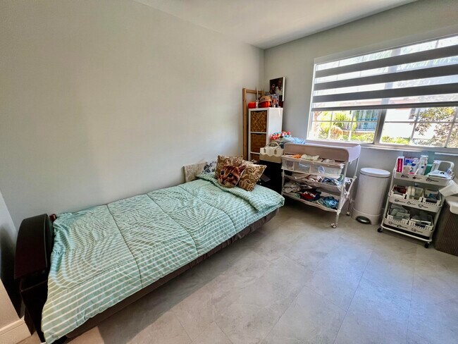 Building Photo - 2033 SE 10th Ave