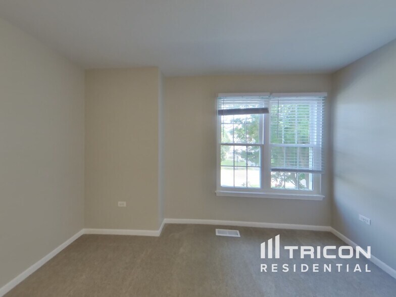 Building Photo - 1318 Deerpath Cir