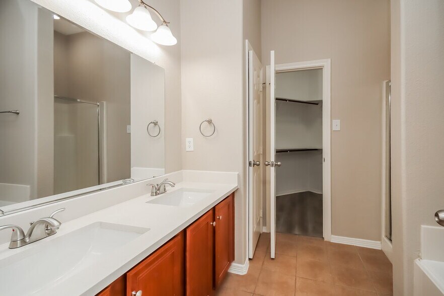 Building Photo - 2309 Highland Crossing Dr