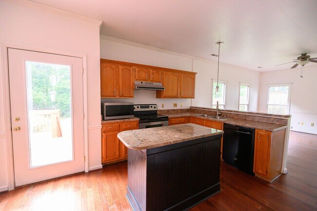 Building Photo - Wonderful and Spacious 3 bedroom home 2.5 bath in High Point with 2 car garage and large fenced-i...
