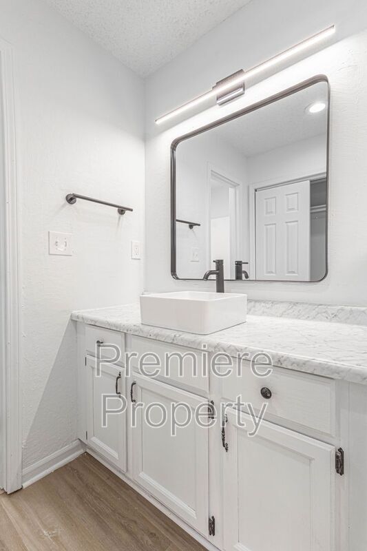 Building Photo - 3213 SE 6th Ct