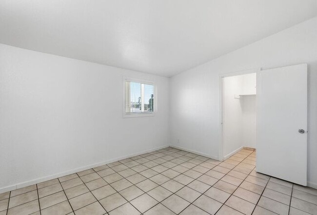 Building Photo - 2118 S Campbell Ave