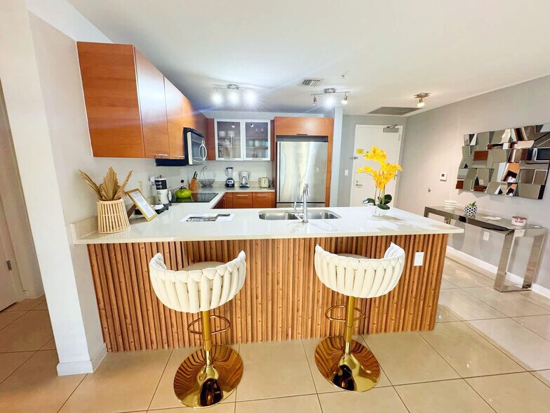 Building Photo - 3250 NE 1st Ave