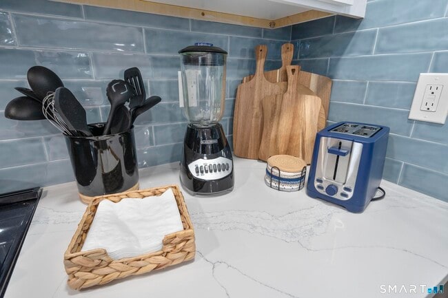 Building Photo - 1742 Boston Post Rd