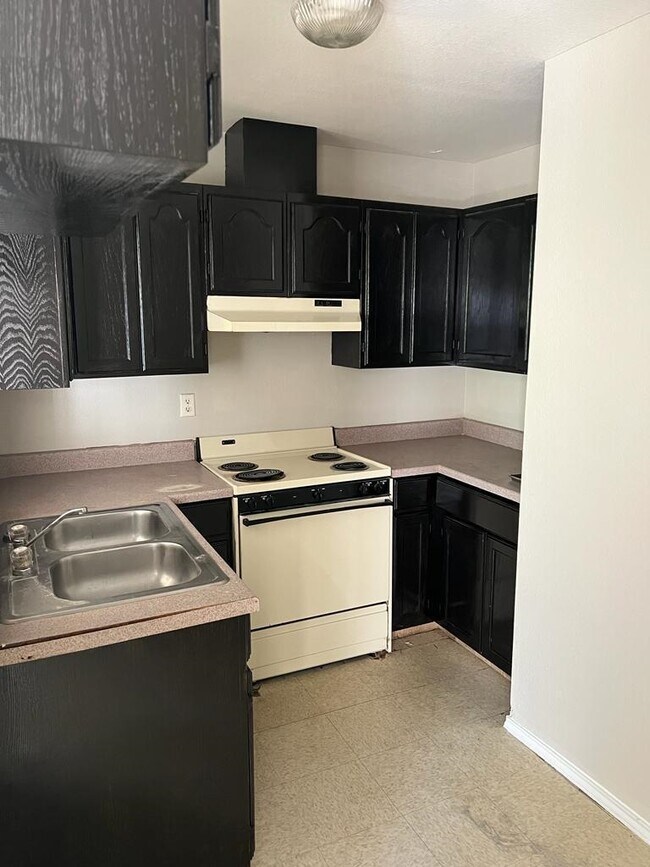 Building Photo - 2906 Flores Ave