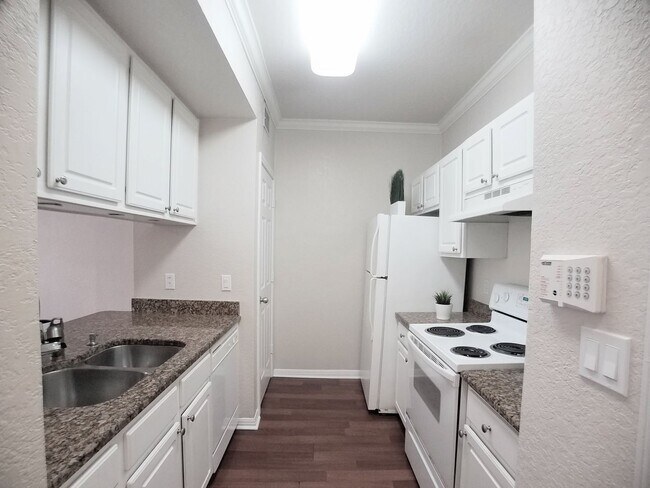 Building Photo - Beautiful 1/1 Pool View Condo x Rent @ Upt...