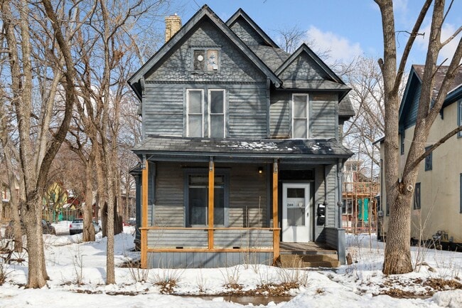 Building Photo - 200 E 27th St