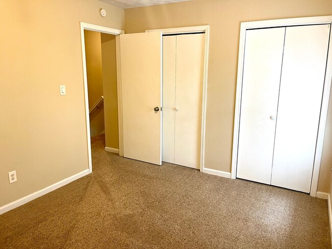 Building Photo - Delightful Upstairs 3 Bedroom / 2 Bathroom Quad-Unit in Fayettevile!