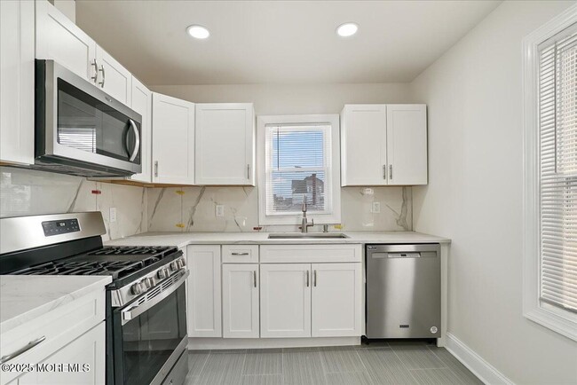 Building Photo - 116 11th Ave