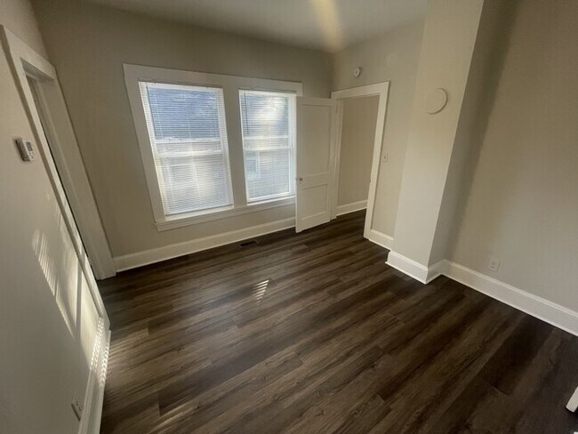 Building Photo - 2 Bedroom 1 Bathroom