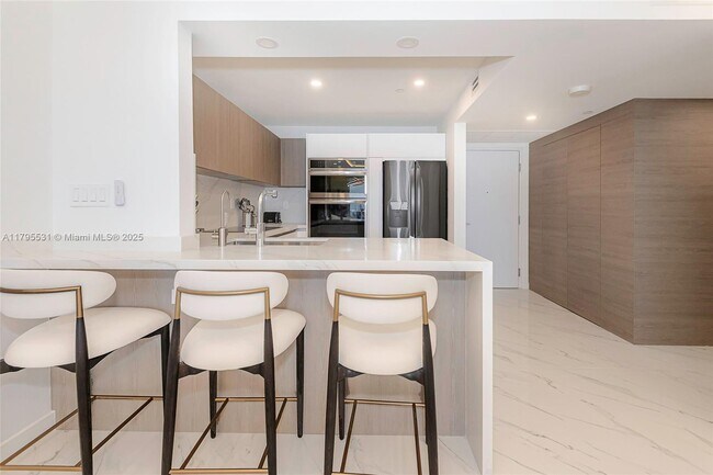 Building Photo - 2301 Collins Ave