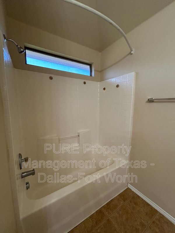 Building Photo - 7628 Hollow Forest Dr