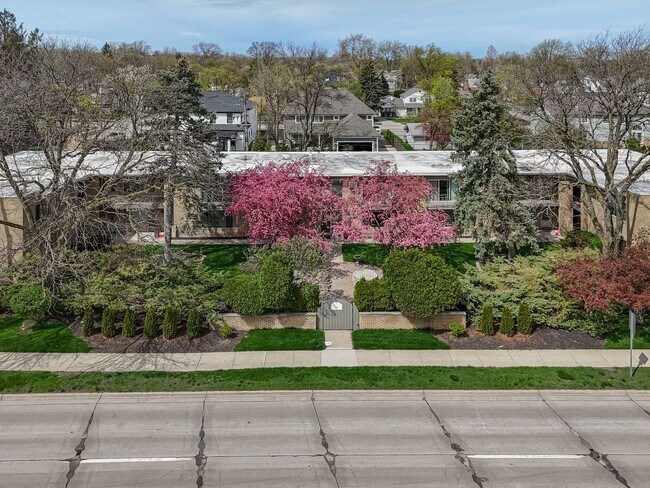 Primary Photo - 2655 E Maple Rd