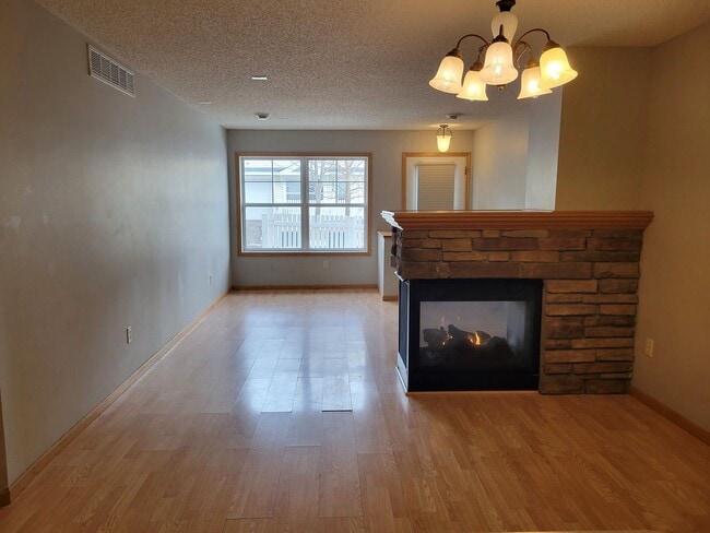 Building Photo - Middle Unit Townhouse