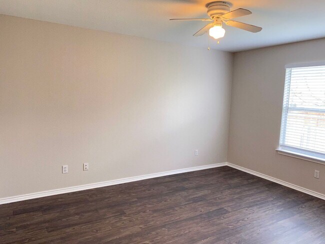 Building Photo - New Braunfels 3 Bedroom Single Story Duplex Available NOW!