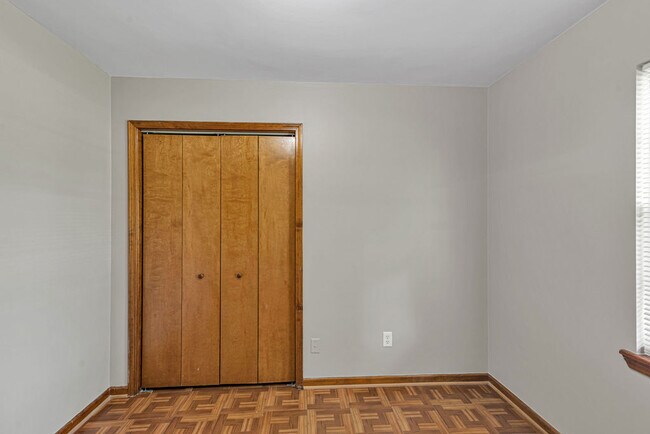 Building Photo - 304 Gaston Ct