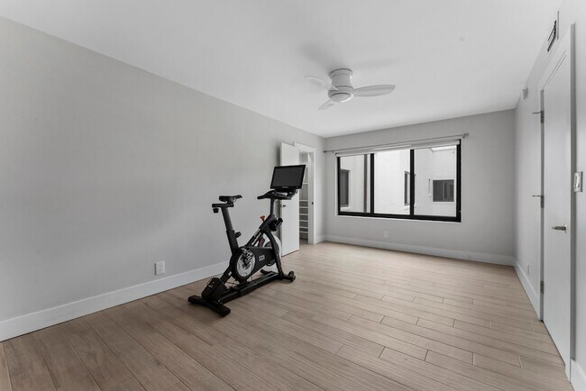 Building Photo - 1121 Bel Air Dr