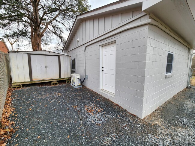 Building Photo - 96 1/2 Elm St