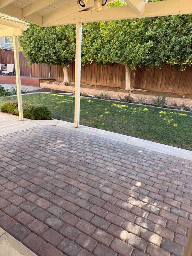 Building Photo - Spacious 5-Bed Family Home w/ 3-Car Garage Near Top Schools in Orange Crest.  One large bedroom a...