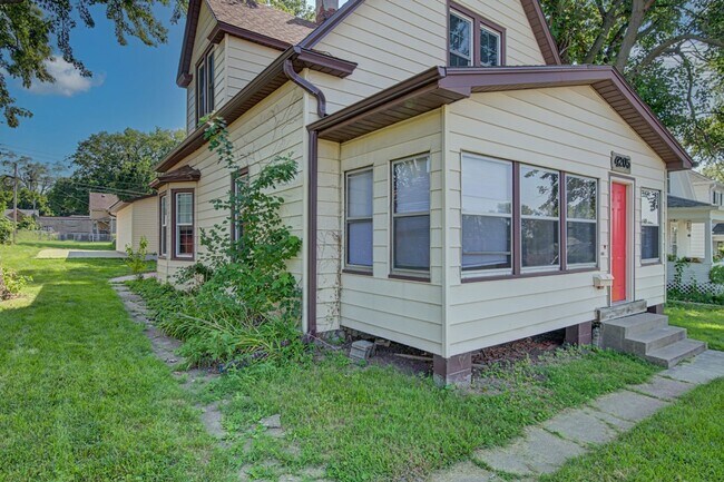 Building Photo - 4205 Pacific. Available June 2026.  3 bedroom, 2 bath, 2.5 car garage.  Does not qualify for gove...