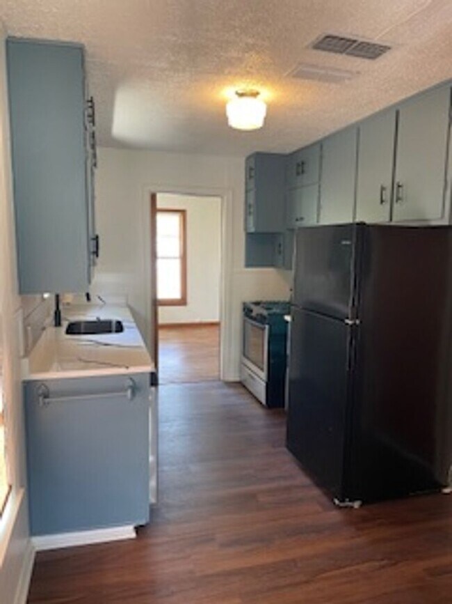 Building Photo - 3/1 1/2, Garage, Recent remodel