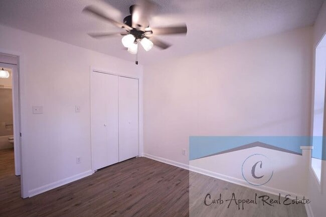 Building Photo - Move in special $500!! Beautifully renovated 1 bed / 1 bath duplex in a great neighborhood!!