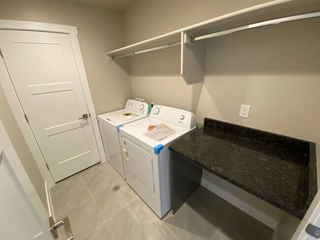 Building Photo - Newer- Red Mountain Vista Town Home,