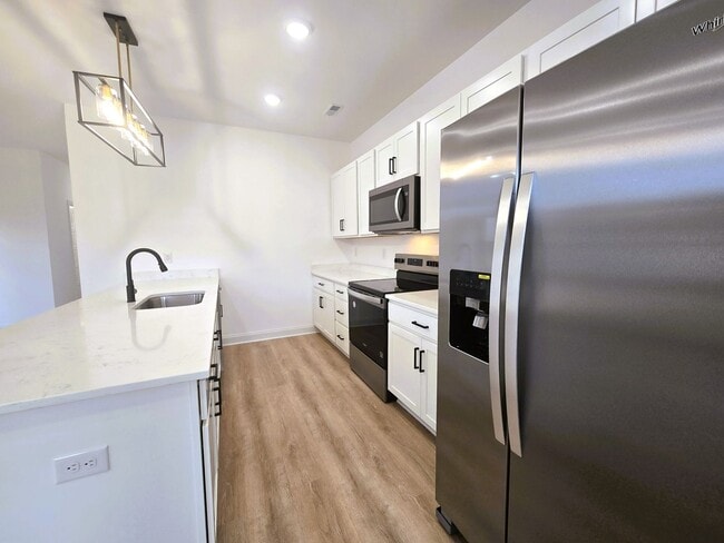 Building Photo - Beautiful new built three-bedroom, two-bat...