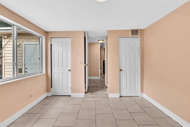 Building Photo - 520 NW 60th Way