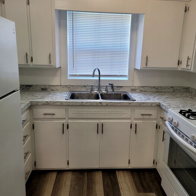 Building Photo - Newly listed and renovated 4 bed 2 bathroom house!