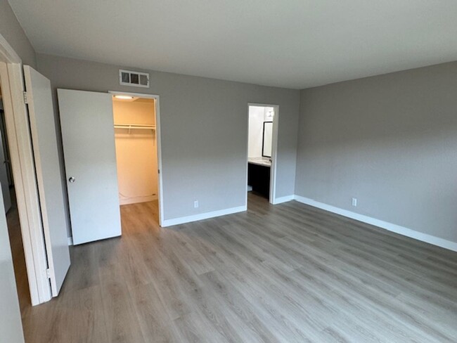 Building Photo - Designer Executive Townhome in Signal Hill