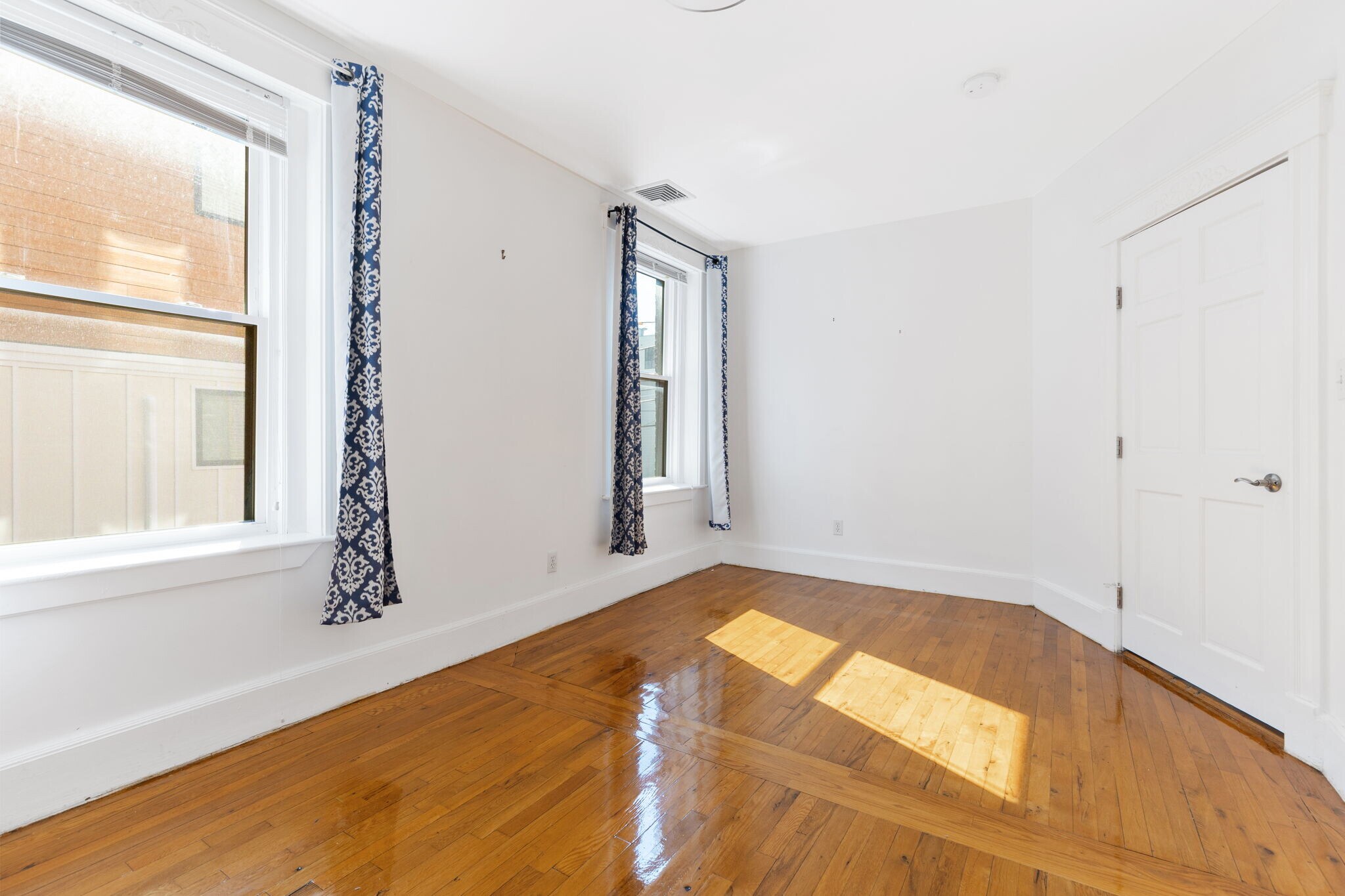 Building Photo - 50 Broadlawn Park