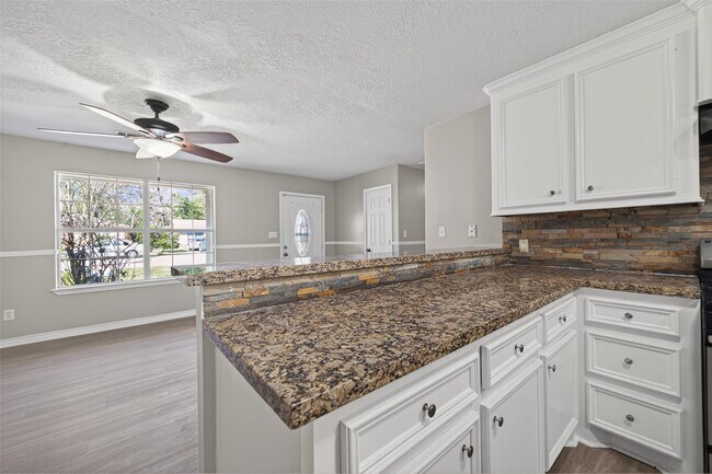 Building Photo - 210 N Shirley Ln