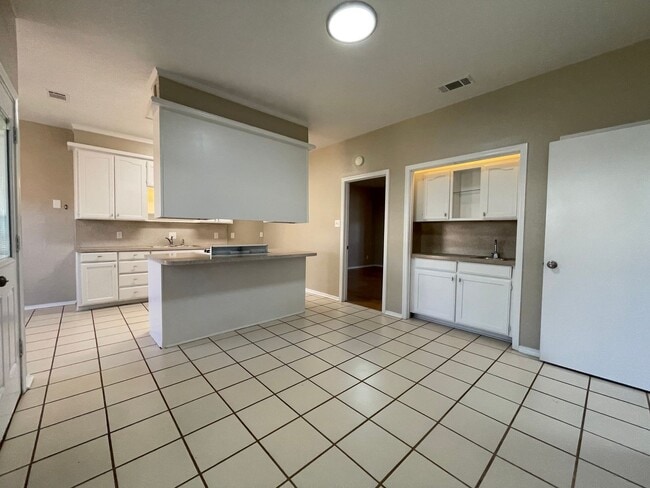 Building Photo - AVAILABLE NOW 2 BEDROOM 2 BATH TOWNHOME IN...