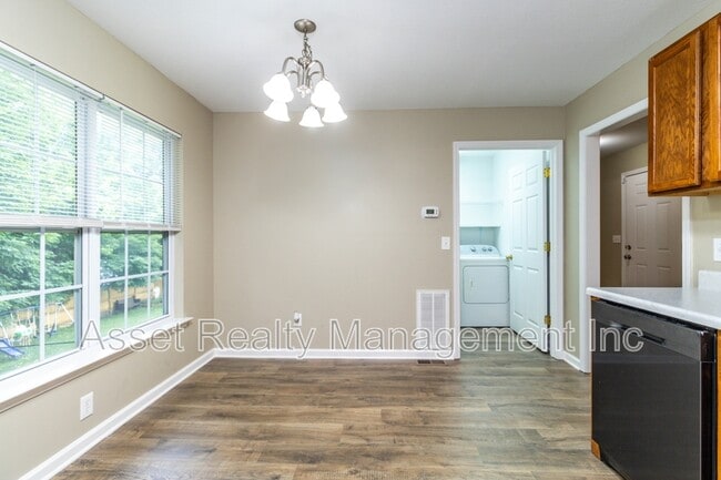Building Photo - 913 Foch St