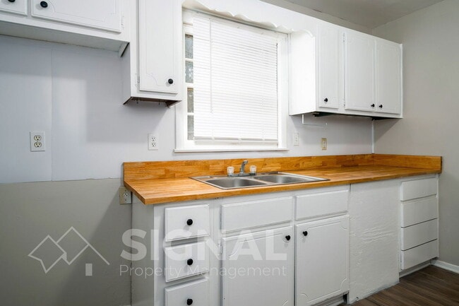 Building Photo - 213 Lake Dr Cir NE