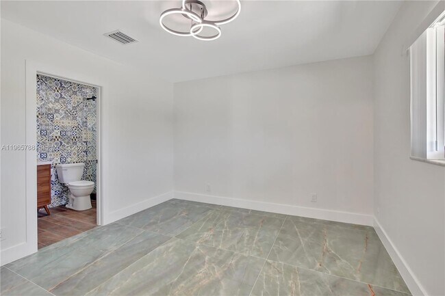 Building Photo - 5980 SW 40th Ave