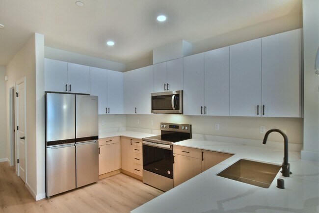 Building Photo - 3bd/2.5ba Lynnwood Townhome
