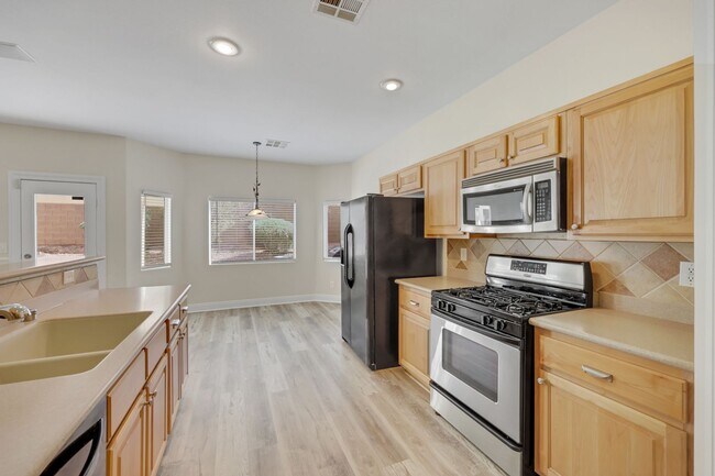 Building Photo - Gorgeous home with new flooring throughout and a Community Pool!