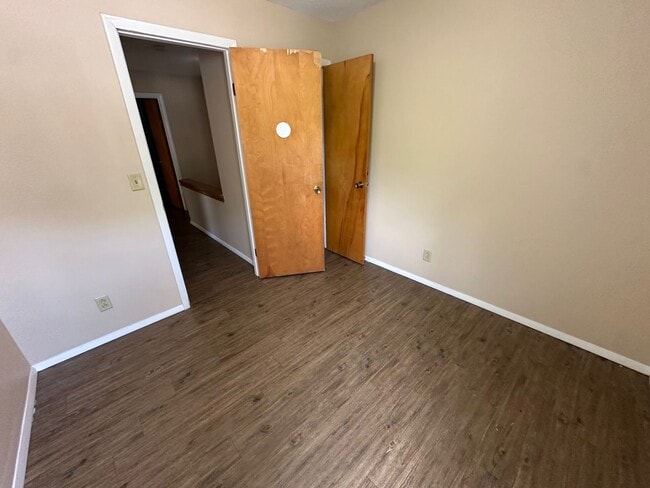 Building Photo - 706 Crescent Dr