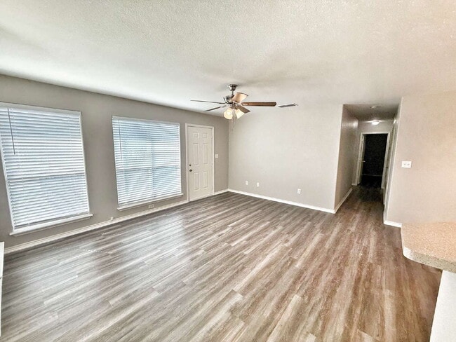 Building Photo - Spacious 3 Bedroom, 2 Bath Duplex with 1-C...