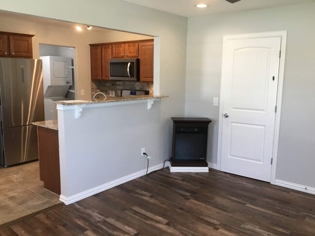 Building Photo - Completely remodeled 1 bedroom, 1 bath duplex!