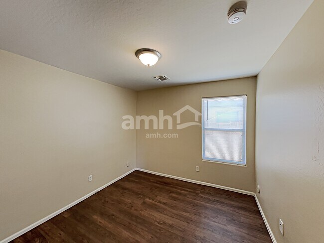 Building Photo - 1292 W Matthews Dr