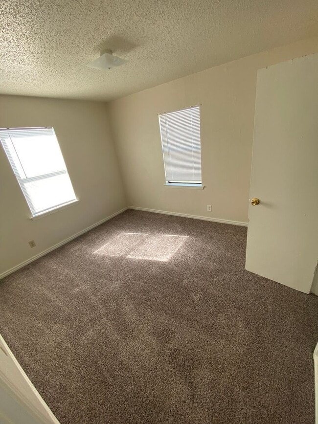 Building Photo - Charming newly renovated 3 bedroom 2 bath home