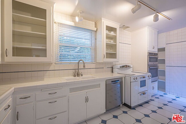 Building Photo - 2318 Canyon Dr