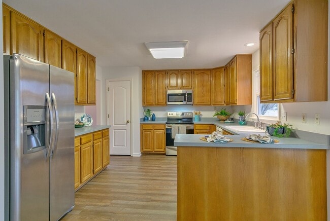 Building Photo - 3-Bedroom Home in Hillcrest Farms on Corne...